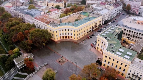 Bird's eye view of Statue of the Duc de Richelieu Square in Odessa, Ukraine 4K 스톡 동영상 122528661