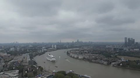 Bird’s eye view of the Thames River with a cruise ship and Central London. Stock Footage 259856695
