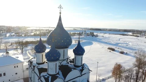 A birds eye view on trading rows and the Church of the city of Suzdal. Winter Video stock 104575157