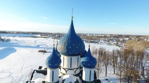 A birds eye view on trading rows and the Church of the city of Suzdal. Winter Video stock 104575216