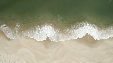 Birds eye view of waves and segal in the hamptons Vídeos de archivo 124301807