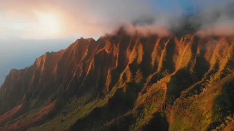 Bird's-eye view of white clouds ant the top of the ridge in Waimea Canyon, Kauai Video stock 138237648