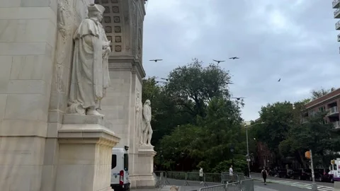 Birds flocking pigeons flock flying away by arch in Washington Square Park NYC 動画素材 161035599