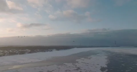 Birds fly over the river in winter 動画素材 183090506