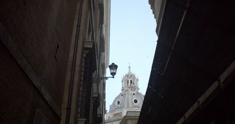 Birds fly in the sky while looking up walking through the narrow streets of Rome 스톡 동영상 118076110
