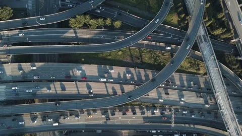 Birdseye Drone Tracking Video of Traffic on Multi-Layered Intersecting Vidéo 275879679