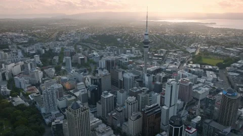 Birdseye view of the sky tower and city centre, Auckland, New Zealand Vidéo 223514198
