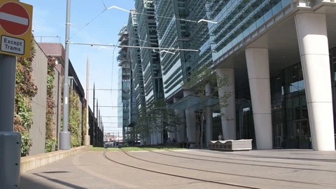 Birmingham, UK - May/17/2018: A Tram pulls out of Snow Hill Station. Stock-Footage 90120124