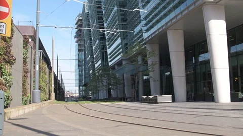 Birmingham, UK - May/17/2018: A Tram pulls into Snow Hill Station. Stock-Footage 90120304