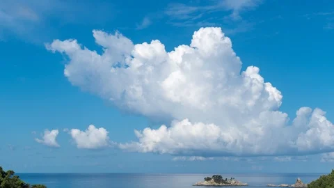 Birth of a thundercloud over the sea. Medium shot. Video stock 91625939