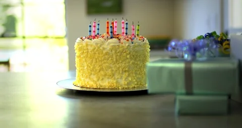 Birthday cake and presents on a table Vidéo 88368588