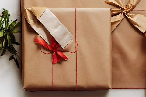 Birthday gift box on white background with colored paper design. Illustrazione stock