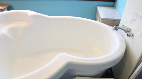 A birthing pool delivery suite Video stock 34458996
