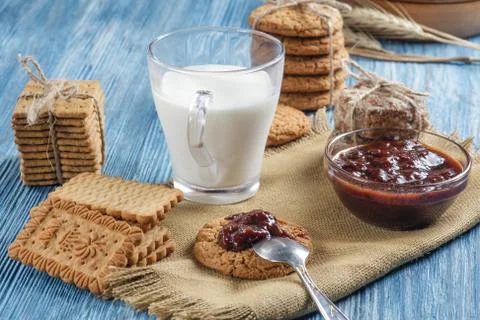 Biscuits on table Stock-Fotos