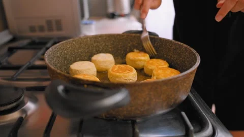 Bistro chef expertly flips tiny pancakes for perfect presentation Video stock 331151590