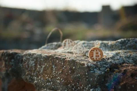 Bit Coin on old brick wall 库存照片