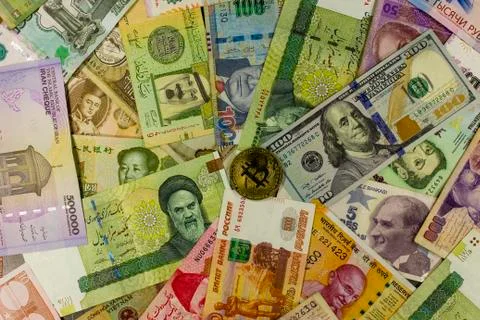 Bitcoin against  background of banknotes of different countries. Fotos de archivo