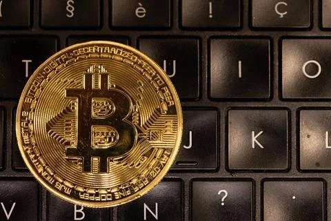 Bitcoin and computer - business technology background Bitcoin and computer... Stock-Fotos