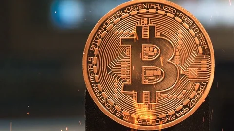 Bitcoin - bit coin BTC cryptocurrency money burning in flames and fire sparkles Vidéo 82278279