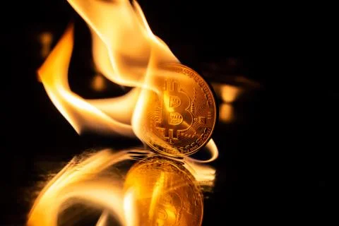 Bitcoin burning in fire on black background Foto stock