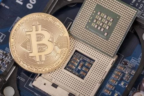 Bitcoin is a coin, on the processor socket. Crypto currency. Foto stock