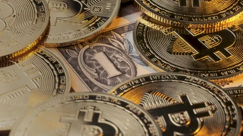 Bitcoin coins on dollar banknote macro financial concept Vidéo 334211543