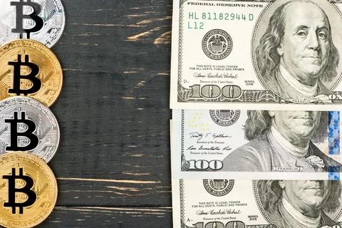 Bitcoin coins with dollars Foto stock