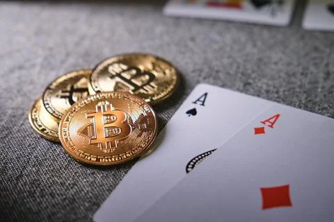 Bitcoin cryptocurrency coins with two playing cards Foto stock