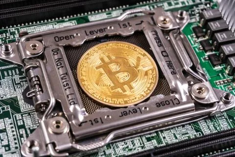 Bitcoin Cryptocurrency on computer circuit board Foto stock