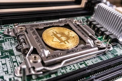 Bitcoin Cryptocurrency on computer circuit board Foto stock