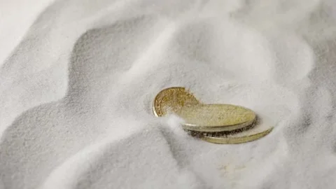 Bitcoin cryptocurrency gold coins fall on dry white sand. Closeup shot of crypto Vidéo 169844207