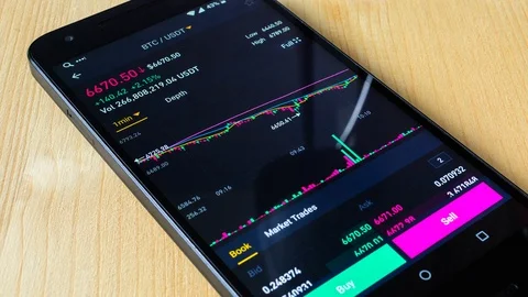 Bitcoin cryptocurrency price chart on digital exchange on mobile phone screen 库存影片 94142958