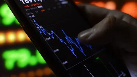 Bitcoin cryptocurrency price on the display of the iphone. bitcoin trading. 스톡 동영상 211820746