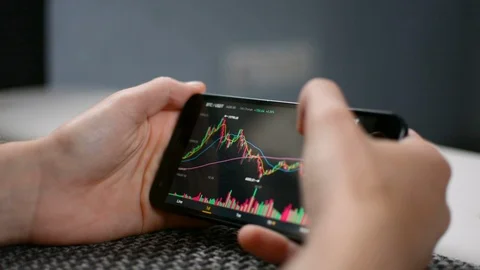 Bitcoin cryptocurrency price graph chart on mobile phone screen, cryptocurrency Stockbeeldmateriaal 94170067