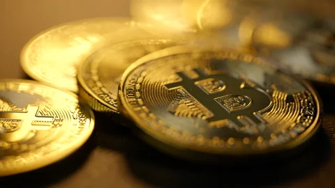 Bitcoin cryptocurrency rotate in slow motion Video stock 154806253