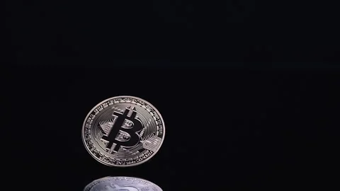 Bitcoin cryptocurrency spinning on black background with reflection Stock-Footage 231574864