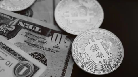 Bitcoin with dollars bills in wallet. Digital crypto coin. Investments, investor Vídeo Stock 329580786