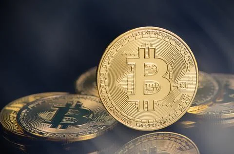Bitcoin e-cryptocurrency on black background. Fotos de archivo