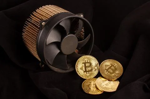 Bitcoin mining device and some golden coins as a profit or mining process Foto stock