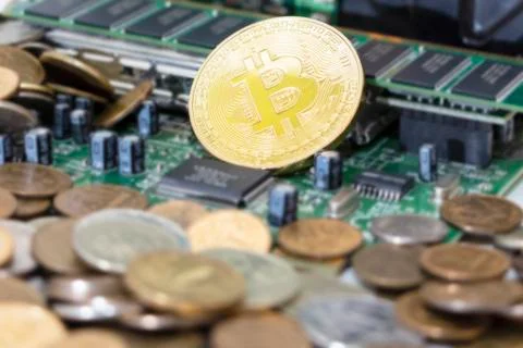 Bitcoin mining process - gold coin on computer circuit board with bitcoin Fotos de archivo