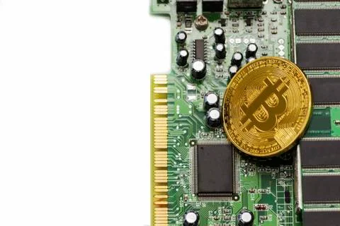 Bitcoin mining process - gold coin on computer circuit board with bitcoin pro Fotos de archivo