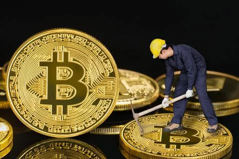 Bitcoin mining worker holding mattock digging golden Bitcoin crypto currency  Ilustração Stock