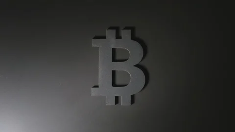 Bitcoin: Moving light illuminates symbol on black background Vídeo Stock 128017674