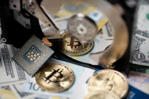 Bitcoin reflection on hard drive platter. Reflective storage device reflectin Stock-Fotos