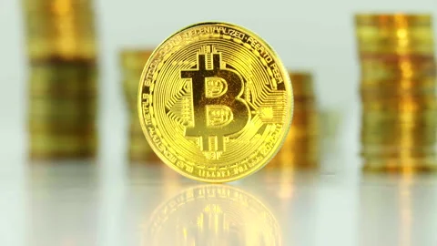 Bitcoin rotating with columns of coins. Video stock 90014126