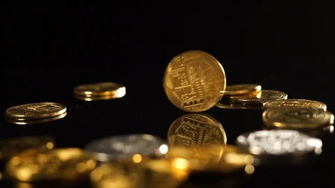 Bitcoin spin on a black mirror table Vídeos de archivo 88718342
