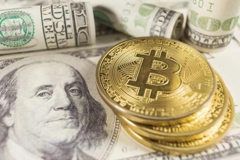Bitcoin stack and banknotes of one hundred dollar. Conceptual image for global Foto stock