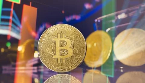 Bitcoin trading with candlestick chart overlay Foto stock