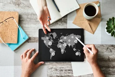 Bitcoin world map and blockchain technology concept on screen. 库存照片