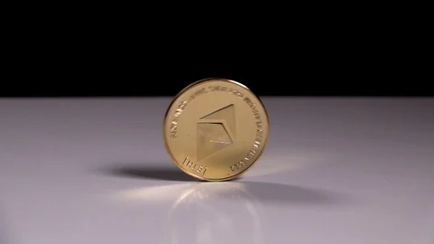 Bitcoins are falling on a black background. Slowmotion shot tossing bitcoin Vídeo Stock 115943803